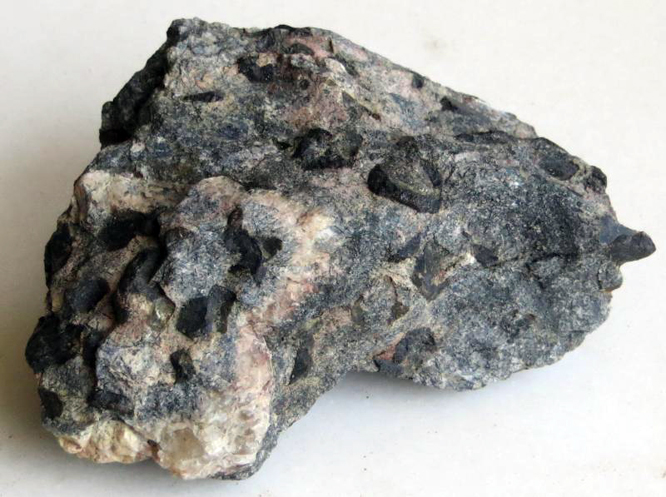 lujavrite(steenstrupine).jpg